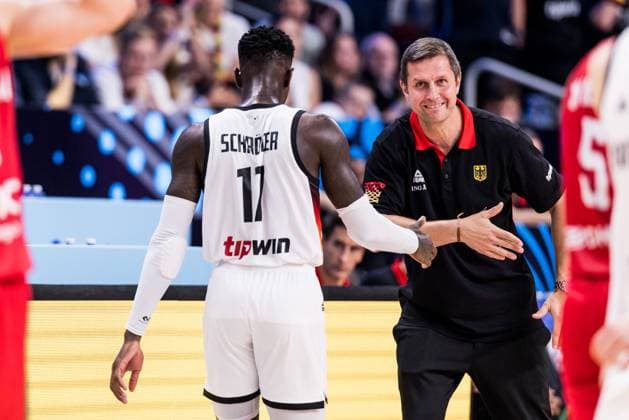 FIBA EuroBasket 2025: Deutschland - Portugal; 06.09.2025 Dennis Schröder (Deutschland, 17) und Alan Ibrahimagic (Co-Trainer Deutschland) klatschen ab FIBA EuroBasket 2025: Deutschland - Portugal, Riga, Arena Riga am 06.09.2025 Copyright: xBEAUTIFULxSPORTS Wunderlx