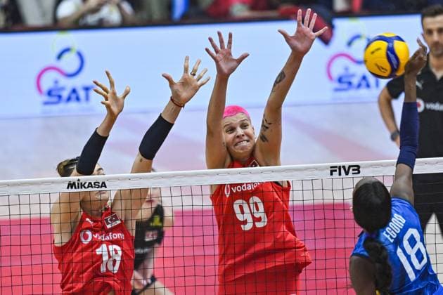 Turkiye v Italy - FIVB Women’s World Volleyball Championship BANGKOK, THAILAND - SEPTEMBER 7: Italy’s Paola Ogechi Egonu (18) in action against Turkiye’s Zehra Gunes (18) and Ebrar Karakurt (99) during the FIVB Women’s Volleyball World Championship, WM, Weltmeisterschaft final match at Huamark Indoor Stadium in Bangkok, Thailand, on September 7, 2025. Mustafa Hatipoglu Anadolu Banghok Thailand. Editorial use only. Please get in touch for any other usage.  Copyright: x2025xAnadoluxMustafaxHatipoglux