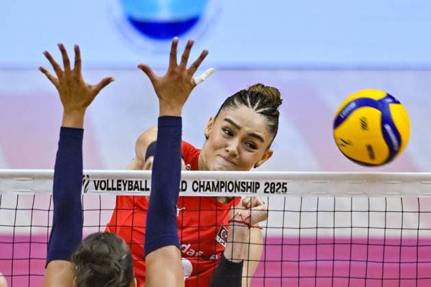 Turkiye v Italy - FIVB Women’s World Volleyball Championship BANGKOK, THAILAND - SEPTEMBER 7: Turkiye’s Zehra Gunes in action against players of Italy during the FIVB Women’s Volleyball World Championship, WM, Weltmeisterschaft final match at Huamark Indoor Stadium in Bangkok, Thailand, on September 7, 2025. Mustafa Hatipoglu Anadolu Banghok Thailand. Editorial use only. Please get in touch for any other usage.  Copyright: x2025xAnadoluxMustafaxHatipoglux