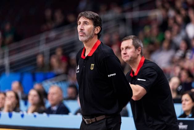 FIBA EuroBasket 2025: Deutschland - Portugal; 06.09.2025 Alex Mumbru (Bundestrainer Deutschland), im Hintergrund applaudiert Alan Ibrahimagic (Co-Trainer Deutschland) FIBA EuroBasket 2025: Deutschland - Portugal, Riga, Arena Riga am 06.09.2025 Copyright: xBEAUTIFULxSPORTS Wunderlx