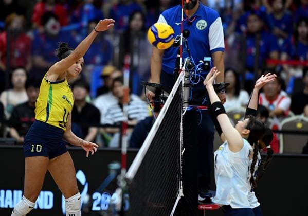 (250907) -- BANGKOK, Sept. 7, 2025 -- Gabriela Braga Guimaraes (L) of Brazil spikes the ball during the final 3-4 match between Japan and Brazil at the Volleyball Women s World Championship, WM, Weltmeisterschaft in Bangkok, Thailand, Sept. 7, 2025. ) (SP)THAILAND-BANGKOK-VOLLEYBALL-WOMEN S WORLD CHAMPIONSHIP-FINAL 3-4-JAPAN VS BRAZIL HouxZhaokang 