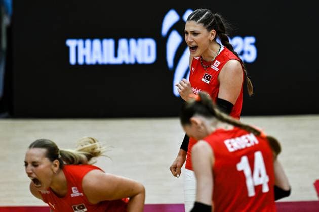 Turkiye v Italy - FIVB Women’s World Volleyball Championship BANGKOK, THAILAND - SEPTEMBER 7: Players of Turkiye celebrate after scoring during the FIVB Women’s Volleyball World Championship, WM, Weltmeisterschaft final match between Turkiye and Italy at Huamark Indoor Stadium in Bangkok, Thailand, on September 7, 2025. Mustafa Hatipoglu Anadolu Banghok Thailand. Editorial use only. Please get in touch for any other usage.  Copyright: x2025xAnadoluxMustafaxHatipoglux
