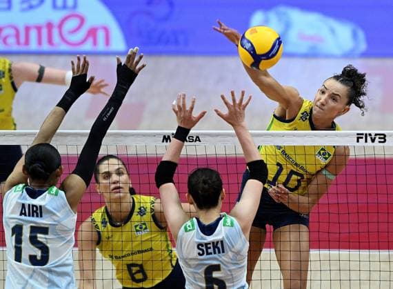 (250907) -- BANGKOK, Sept. 7, 2025 -- Gabriela Braga Guimaraes (1st R) of Brazil spikes the ball during the final 3-4 match between Japan and Brazil at the Volleyball Women s World Championship, WM, Weltmeisterschaft in Bangkok, Thailand, Sept. 7, 2025. ) (SP)THAILAND-BANGKOK-VOLLEYBALL-WOMEN S WORLD CHAMPIONSHIP-FINAL 3-4-JAPAN VS BRAZIL HouxZhaokang 