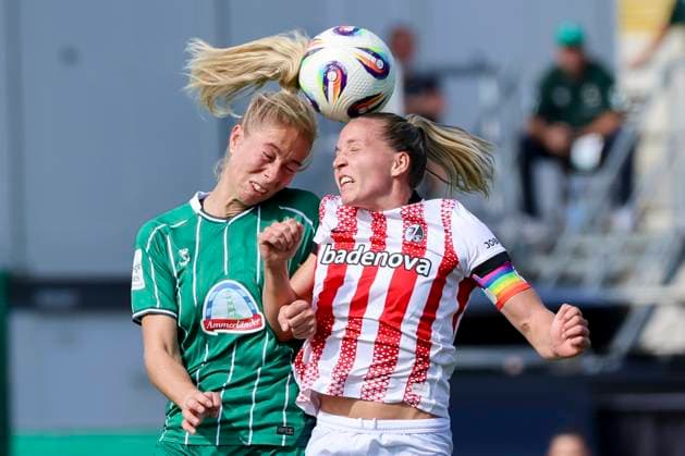 Sharon Beck (Werder Bremen) und Lisa Karl (SC Freiburg) kaempfen um den Ball, Google Pixel Frauen-Bundesliga, Werder Bremen vs SC Freiburg, Platz 11 am Weserstadion am 07. September 2025 in Bremen, Deutschland. (Foto von Marco Steinbrenner DeFodi Images) Sharon Beck (Werder Bremen) und Lisa Karl (SC Freiburg) battle for the ball, Google Pixel Frauen-Bundesliga, Werder Bremen vs SC Freiburg, Platz 11 am Weserstadion, September 7, 2025 in Bremen, Germany. (Photo by Marco Steinbrenner DeFodi Images) DFB DFL REGULATIONS PROHIBIT ANY USE OF PHOTOGRAPHS AS IMAGE SEQUENCES AND OR QUASI-VIDEO.