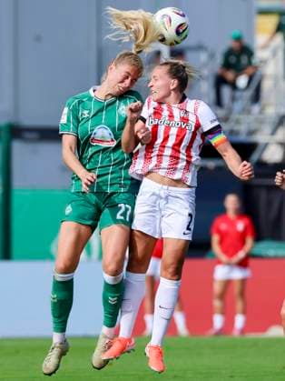 Sharon Beck (Werder Bremen) und Lisa Karl (SC Freiburg) kaempfen um den Ball, Google Pixel Frauen-Bundesliga, Werder Bremen vs SC Freiburg, Platz 11 am Weserstadion am 07. September 2025 in Bremen, Deutschland. (Foto von Marco Steinbrenner DeFodi Images) Sharon Beck (Werder Bremen) und Lisa Karl (SC Freiburg) battle for the ball, Google Pixel Frauen-Bundesliga, Werder Bremen vs SC Freiburg, Platz 11 am Weserstadion, September 7, 2025 in Bremen, Germany. (Photo by Marco Steinbrenner DeFodi Images) DFB DFL REGULATIONS PROHIBIT ANY USE OF PHOTOGRAPHS AS IMAGE SEQUENCES AND OR QUASI-VIDEO.