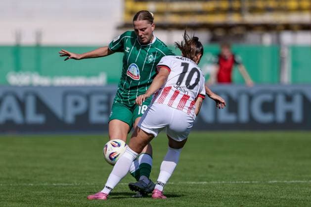 v.li.: Lina Hausicke (SV Werder Bremen, 18) und Selina Vobian (SC Freiburg, 10) im Zweikampf, Duell, Dynamik, Aktion, Action, Spielszene, DIE DFB-RICHTLINIEN UNTERSAGEN JEGLICHE NUTZUNG VON FOTOS ALS SEQUENZBILDER UND ODER VIDEOÄHNLICHE FOTOSTRECKEN. DFB REGULATIONS PROHIBIT ANY USE OF PHOTOGRAPHS AS IMAGE SEQUENCES AND OR QUASI-VIDEO., 07.09.2025, Bremen (Deutschland), Fussball, Google Pixel Frauen-Bundesliga, SV Werder Bremen - SC Freiburg