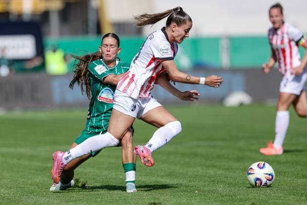 v.li.: Tuana Mahmoud (SV Werder Bremen, 10) und Selina Vobian (SC Freiburg, 10) im Zweikampf, Duell, Dynamik, Aktion, Action, Spielszene, DIE DFB-RICHTLINIEN UNTERSAGEN JEGLICHE NUTZUNG VON FOTOS ALS SEQUENZBILDER UND ODER VIDEOÄHNLICHE FOTOSTRECKEN. DFB REGULATIONS PROHIBIT ANY USE OF PHOTOGRAPHS AS IMAGE SEQUENCES AND OR QUASI-VIDEO., 07.09.2025, Bremen (Deutschland), Fussball, Google Pixel Frauen-Bundesliga, SV Werder Bremen - SC Freiburg