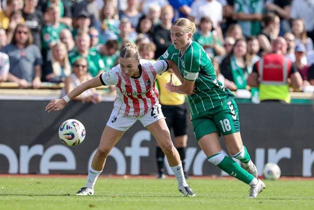 v.li.: Sophie Nachtigall (SC Freiburg, 27) und Lina Hausicke (SV Werder Bremen, 18) im Zweikampf, Duell, Dynamik, Aktion, Action, Spielszene, DIE DFB-RICHTLINIEN UNTERSAGEN JEGLICHE NUTZUNG VON FOTOS ALS SEQUENZBILDER UND ODER VIDEOÄHNLICHE FOTOSTRECKEN. DFB REGULATIONS PROHIBIT ANY USE OF PHOTOGRAPHS AS IMAGE SEQUENCES AND OR QUASI-VIDEO., 07.09.2025, Bremen (Deutschland), Fussball, Google Pixel Frauen-Bundesliga, SV Werder Bremen - SC Freiburg