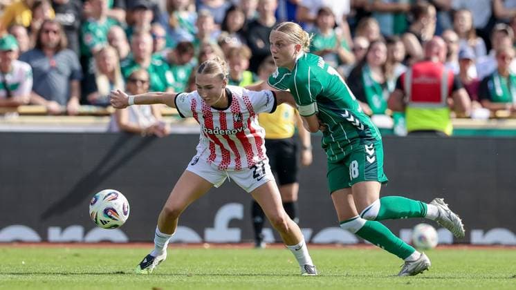 v.li.: Sophie Nachtigall (SC Freiburg, 27) und Lina Hausicke (SV Werder Bremen, 18) im Zweikampf, Duell, Dynamik, Aktion, Action, Spielszene, DIE DFB-RICHTLINIEN UNTERSAGEN JEGLICHE NUTZUNG VON FOTOS ALS SEQUENZBILDER UND ODER VIDEOÄHNLICHE FOTOSTRECKEN. DFB REGULATIONS PROHIBIT ANY USE OF PHOTOGRAPHS AS IMAGE SEQUENCES AND OR QUASI-VIDEO., 07.09.2025, Bremen (Deutschland), Fussball, Google Pixel Frauen-Bundesliga, SV Werder Bremen - SC Freiburg