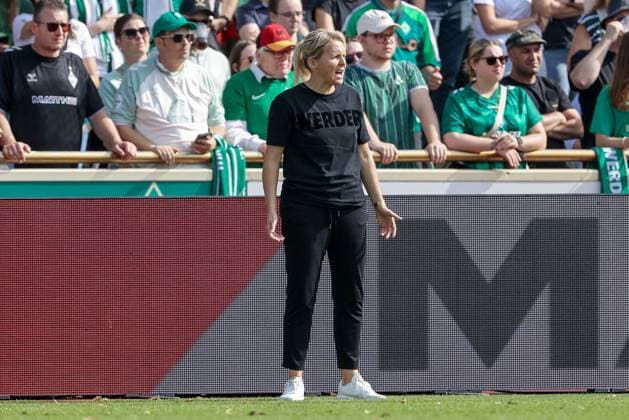 Friederike Kromp (Fritzy Kromp, Trainerin, Cheftrainerin, SV Werder Bremen) gibt Anweisungen, gestikuliert, mit den Armen gestikulieren, DIE DFB-RICHTLINIEN UNTERSAGEN JEGLICHE NUTZUNG VON FOTOS ALS SEQUENZBILDER UND ODER VIDEOÄHNLICHE FOTOSTRECKEN. DFB REGULATIONS PROHIBIT ANY USE OF PHOTOGRAPHS AS IMAGE SEQUENCES AND OR QUASI-VIDEO., 07.09.2025, Bremen (Deutschland), Fussball, Google Pixel Frauen-Bundesliga, SV Werder Bremen - SC Freiburg