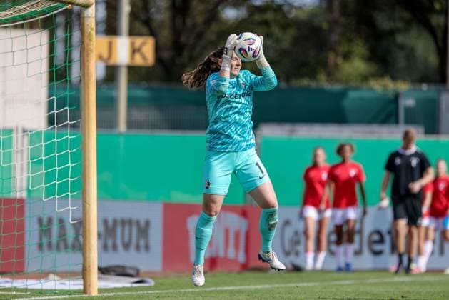 Laura Benkarth (Torhüterin, SC Freiburg, 1) am Ball, Freisteller, Einzelbild, Ganzkörper, Aktion, Action, Spielszene, fängt den Ball, DIE DFB-RICHTLINIEN UNTERSAGEN JEGLICHE NUTZUNG VON FOTOS ALS SEQUENZBILDER UND ODER VIDEOÄHNLICHE FOTOSTRECKEN. DFB REGULATIONS PROHIBIT ANY USE OF PHOTOGRAPHS AS IMAGE SEQUENCES AND OR QUASI-VIDEO., 07.09.2025, Bremen (Deutschland), Fussball, Google Pixel Frauen-Bundesliga, SV Werder Bremen - SC Freiburg
