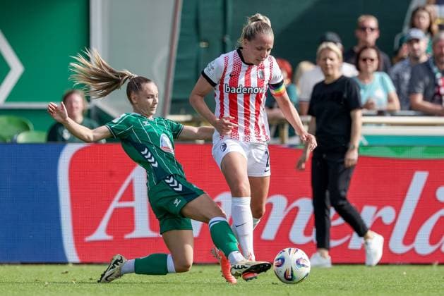 v.li.: Michelle Weiß (SV Werder Bremen, 15) und Lisa Karl (SC Freiburg, 2) im Zweikampf, Duell, Dynamik, Aktion, Action, Spielszene, DIE DFB-RICHTLINIEN UNTERSAGEN JEGLICHE NUTZUNG VON FOTOS ALS SEQUENZBILDER UND ODER VIDEOÄHNLICHE FOTOSTRECKEN. DFB REGULATIONS PROHIBIT ANY USE OF PHOTOGRAPHS AS IMAGE SEQUENCES AND OR QUASI-VIDEO., 07.09.2025, Bremen (Deutschland), Fussball, Google Pixel Frauen-Bundesliga, SV Werder Bremen - SC Freiburg