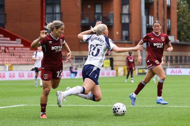 Tottenham Hotspur v West Ham United 07 September 2025, London - Women s Super League - Tottenham Hotspur v West Ham United - Katrina Gorry of West Ham United fouls Eveliina Summanen of Tottenham Hotspur to give away a penalty - Photo: Jacques Feeney Offside. London UK Copyright: xJacquesxFeeneyx xOffsidexOffside
