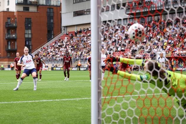 Tottenham Hotspur v West Ham United 07 September 2025, London - Women s Super League - Tottenham Hotspur v West Ham United - Bethany England of Tottenham Hotspur scores their first goal from the penalty spot - Photo: Jacques Feeney Offside. London UK Copyright: xJacquesxFeeneyx xOffsidexOffside