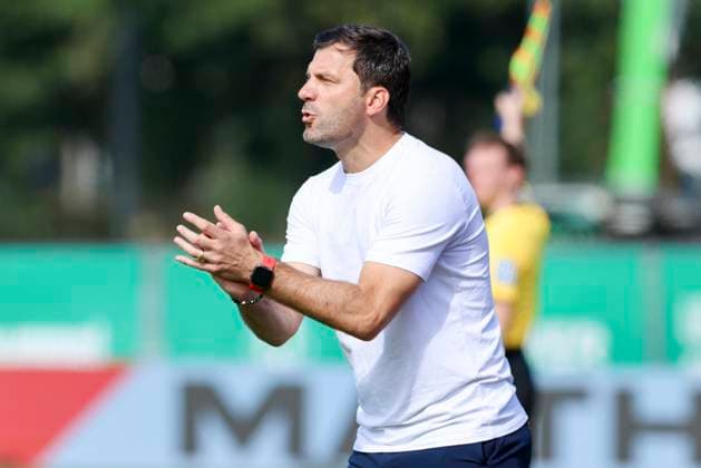 Trainer Edmond Kapllani (SC Freiburg) jubelt, Google Pixel Frauen-Bundesliga, Werder Bremen vs SC Freiburg, Platz 11 am Weserstadion am 07. September 2025 in Bremen, Deutschland. (Foto von Marco Steinbrenner DeFodi Images) Trainer Edmond Kapllani (SC Freiburg) cheers, Google Pixel Frauen-Bundesliga, Werder Bremen vs SC Freiburg, Platz 11 am Weserstadion, September 7, 2025 in Bremen, Germany. (Photo by Marco Steinbrenner DeFodi Images) DFB DFL REGULATIONS PROHIBIT ANY USE OF PHOTOGRAPHS AS IMAGE SEQUENCES AND OR QUASI-VIDEO.