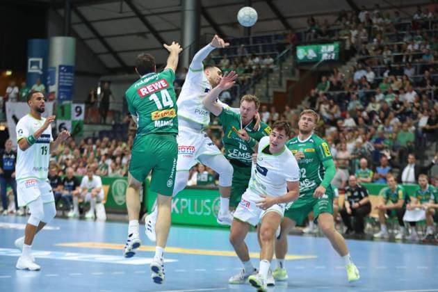 DAIKIN HBL: SC DHfK Leipzig vs. HSG Wetzlar, 07.09.25 Filip Vistorop (4, HSG Wetzlar) in der Luft gegen Adam Lönn (15, SC DHfK Leipzig) und Marko Mamic (14, SC DHfK Leipzig). Handball, DAIKIN HBL, 1. Bundesliga, Saison 2025 2026, 3. Spieltag: SC DHfK Leipzig vs. HSG Wetzlar am 07.09.25 in der Quarterback Immobilien Arena Leipzig. Copyright: xBEAUTIFULxSPORTS JanxKaeferx
