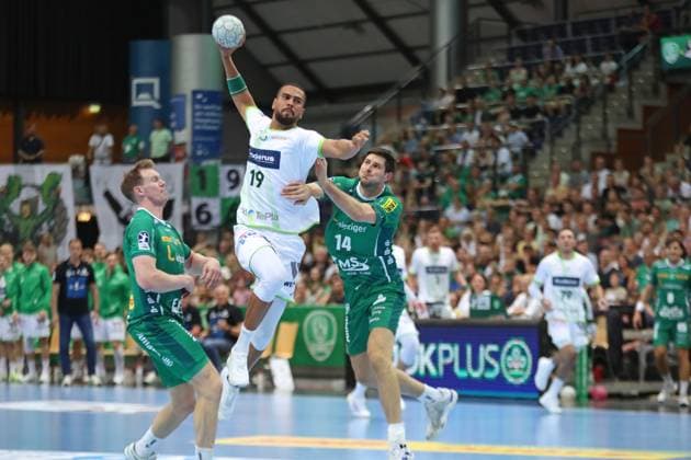 DAIKIN HBL: SC DHfK Leipzig vs. HSG Wetzlar, 07.09.25 Philipp Ahouansou (19, HSG Wetzlar) in der Lücke zwischen Adam Lönn (15, SC DHfK Leipzig) und Marko Mamic (14, SC DHfK Leipzig). Handball, DAIKIN HBL, 1. Bundesliga, Saison 2025 2026, 3. Spieltag: SC DHfK Leipzig vs. HSG Wetzlar am 07.09.25 in der Quarterback Immobilien Arena Leipzig. Copyright: xBEAUTIFULxSPORTS JanxKaeferx