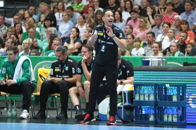 DAIKIN HBL: SC DHfK Leipzig vs. HSG Wetzlar, 07.09.25 Cheftrainer Raul Alonso (SC DHfK Leipzig). Handball, DAIKIN HBL, 1. Bundesliga, Saison 2025 2026, 3. Spieltag: SC DHfK Leipzig vs. HSG Wetzlar am 07.09.25 in der Quarterback Immobilien Arena Leipzig. Copyright: xBEAUTIFULxSPORTS JanxKaeferx