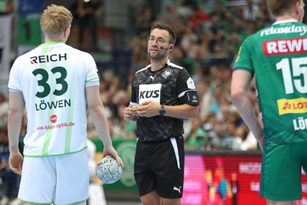 DAIKIN HBL: SC DHfK Leipzig vs. HSG Wetzlar, 07.09.25 Schiedsrichter Steven Heine. Handball, DAIKIN HBL, 1. Bundesliga, Saison 2025 2026, 3. Spieltag: SC DHfK Leipzig vs. HSG Wetzlar am 07.09.25 in der Quarterback Immobilien Arena Leipzig. Copyright: xBEAUTIFULxSPORTS JanxKaeferx