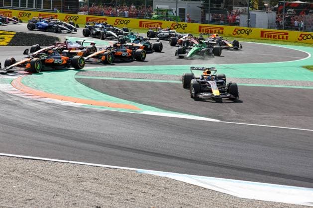 Start, Max Verstappen (Oracle Red Bull Racing 1), Lando Norris (McLaren Formula 1 Team 4), Oscar Piastri (McLaren Formula 1 Team 81), Charles Leclerc (Scuderia Ferrari HP 16), Rennen, Grosser Preis von Italien, Motorsport, Herren, Formel 1, 07.09.2025 Monza Lombardei Italien