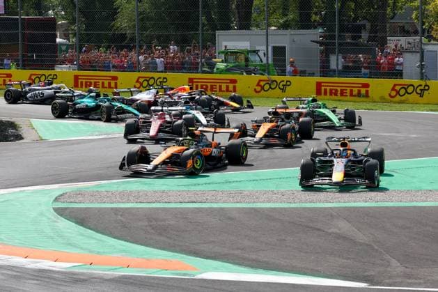 Start, Max Verstappen (Oracle Red Bull Racing 1), Lando Norris (McLaren Formula 1 Team 4), Oscar Piastri (McLaren Formula 1 Team 81), Charles Leclerc (Scuderia Ferrari HP 16), Rennen, Grosser Preis von Italien, Motorsport, Herren, Formel 1, 07.09.2025 Monza Lombardei Italien