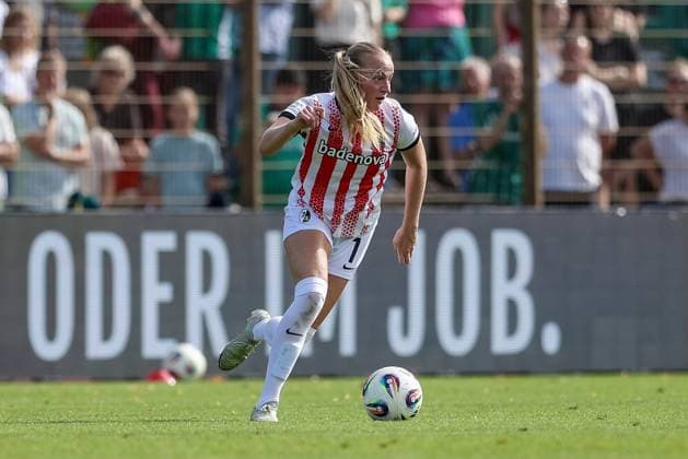 Tessa Blumenberg (SC Freiburg, 7) am Ball, Freisteller, Einzelbild, Ganzkörper, Aktion, Action, Spielszene, DIE DFB-RICHTLINIEN UNTERSAGEN JEGLICHE NUTZUNG VON FOTOS ALS SEQUENZBILDER UND ODER VIDEOÄHNLICHE FOTOSTRECKEN. DFB REGULATIONS PROHIBIT ANY USE OF PHOTOGRAPHS AS IMAGE SEQUENCES AND OR QUASI-VIDEO., 07.09.2025, Bremen (Deutschland), Fussball, Google Pixel Frauen-Bundesliga, SV Werder Bremen - SC Freiburg