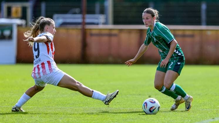 v.li.: Nia Szenk (SC Freiburg, 19) und Chiara D Angelo (SV Werder Bremen, 2) im Zweikampf, Duell, Dynamik, Aktion, Action, Spielszene, DIE DFB-RICHTLINIEN UNTERSAGEN JEGLICHE NUTZUNG VON FOTOS ALS SEQUENZBILDER UND ODER VIDEOÄHNLICHE FOTOSTRECKEN. DFB REGULATIONS PROHIBIT ANY USE OF PHOTOGRAPHS AS IMAGE SEQUENCES AND OR QUASI-VIDEO., 07.09.2025, Bremen (Deutschland), Fussball, Google Pixel Frauen-Bundesliga, SV Werder Bremen - SC Freiburg