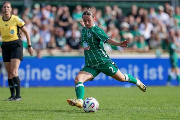 Chiara D Angelo (SV Werder Bremen, 2) am Ball, Einzelbild, Ganzkörper, Aktion, Action, Spielszene, DIE DFB-RICHTLINIEN UNTERSAGEN JEGLICHE NUTZUNG VON FOTOS ALS SEQUENZBILDER UND ODER VIDEOÄHNLICHE FOTOSTRECKEN. DFB REGULATIONS PROHIBIT ANY USE OF PHOTOGRAPHS AS IMAGE SEQUENCES AND OR QUASI-VIDEO., 07.09.2025, Bremen (Deutschland), Fussball, Google Pixel Frauen-Bundesliga, SV Werder Bremen - SC Freiburg