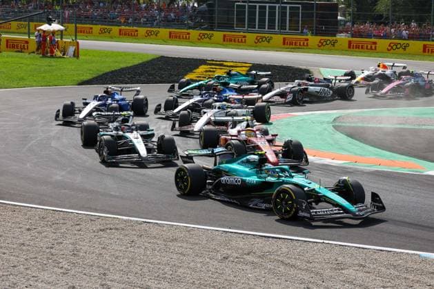 Start, Fernando Alonso (Aston Martin Aramco 14), Kimi Antonelli (Mercedes-AMG Petronas 12), Lewis Hamilton (Scuderia Ferrari HP 44), Rennen, Grosser Preis von Italien, Motorsport, Herren, Formel 1, 07.09.2025 Monza Lombardei Italien