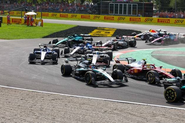 Start, Fernando Alonso (Aston Martin Aramco 14), Kimi Antonelli (Mercedes-AMG Petronas 12), Lewis Hamilton (Scuderia Ferrari HP 44), Rennen, Grosser Preis von Italien, Motorsport, Herren, Formel 1, 07.09.2025 Monza Lombardei Italien