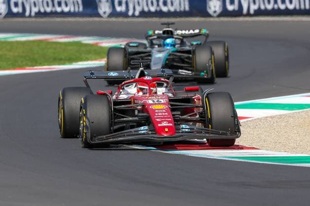 Charles Leclerc (Scuderia Ferrari HP 16) gefolgt von George Russell (Mercedes-AMG Petronas 63), Rennen, Grosser Preis von Italien, Motorsport, Herren, Formel 1, 07.09.2025 Monza Lombardei Italien