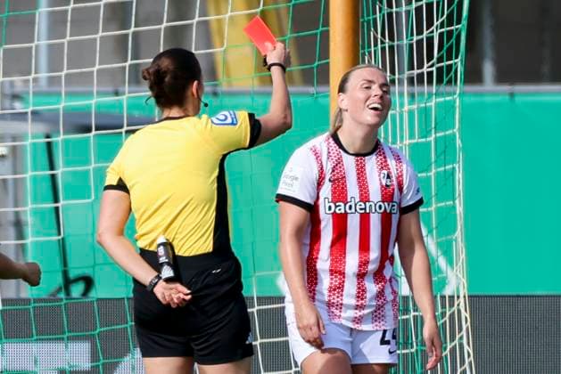 Schiedsrichterin Annika Kost zeigt Sophie Nachtigall (SC Freiburg) nach einem Foulspiel die Rote Karte, Google Pixel Frauen-Bundesliga, Werder Bremen vs SC Freiburg, Platz 11 am Weserstadion am 07. September 2025 in Bremen, Deutschland. (Foto von Marco Steinbrenner DeFodi Images) Schiedsrichterin Annika Kost Sophie Nachtigall (SC Freiburg) shows the red card after a foul, Google Pixel Frauen-Bundesliga, Werder Bremen vs SC Freiburg, Platz 11 am Weserstadion, September 7, 2025 in Bremen, Germany. (Photo by Marco Steinbrenner DeFodi Images) DFB DFL REGULATIONS PROHIBIT ANY USE OF PHOTOGRAPHS AS IMAGE SEQUENCES AND OR QUASI-VIDEO. *** Referee Annika Kost shows Sophie Nachtigall SC Freiburg the red card after a foul, Google Pixel Frauen Bundesliga, Werder Bremen vs SC Freiburg, Platz 11 am Weserstadion, September 7, 2025 in Bremen, Germany Photo by Marco Steinbrenner DeFodi Images Referee Annika Kost Sophie Nachtigall SC Freiburg shows the red card after a foul, Google Pixel Womens Bundesliga, Werder Bremen vs SC Freiburg, Platz 11 am Weserstadion, September 7, 2025 in Bremen, Germany Photo by Marco Steinbrenner DeFodi Images DFB DFL REGULATIONS PROHIBIT ANY USE OF PHOTOGRAPHS AS IMAGE SEQUENCES AND OR QUASI VIDEO