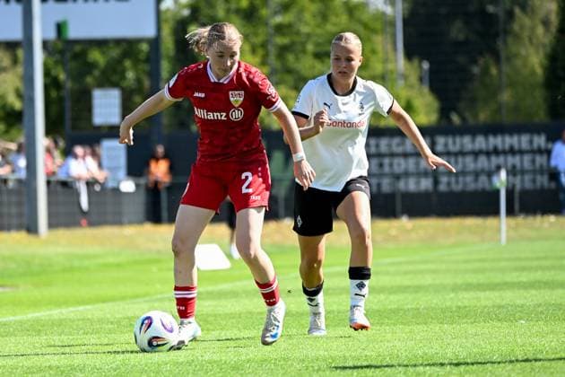 Bild zeigt: v.l.n.r. Hofmann, Linette (VfB Stuttgart), Gerber, Sophia (B. Mönchengladbach), 07.09.2025, Mönchengladbach, Fussball, 2. Frauen- Bundesliga, Borussia Mönchengladbach - VfB Stuttgart, DFB DFL REGULATIONS PROHIBIT ANY USE OF PHOTOGRAPHS AS IMAGE SEQUENCES AND OR QUASI-VIDEO.