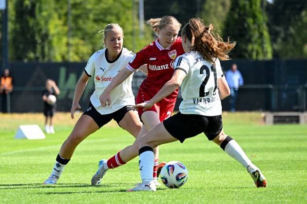Bild zeigt: v.l.n.r.Gerber, Sophia (B. Mönchengladbach) , Hofmann, Linette (VfB Stuttgart), van der Drift, Suus (B. Mönchengladbach), 07.09.2025, Mönchengladbach, Fussball, 2. Frauen- Bundesliga, Borussia Mönchengladbach - VfB Stuttgart, DFB DFL REGULATIONS PROHIBIT ANY USE OF PHOTOGRAPHS AS IMAGE SEQUENCES AND OR QUASI-VIDEO.