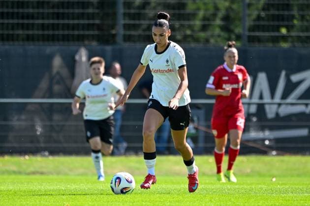 Cin, Miray (B. Mönchengladbach) mit Ball am Fuß, 07.09.2025, Mönchengladbach, Fussball, 2. Frauen- Bundesliga, Borussia Mönchengladbach - VfB Stuttgart, DFB DFL REGULATIONS PROHIBIT ANY USE OF PHOTOGRAPHS AS IMAGE SEQUENCES AND OR QUASI-VIDEO.