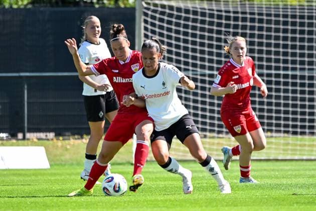 Bild zeigt: v.l.n.r. Billa, Nicole (VfB Stuttgart), Itgenshorst, Fiona (B. Mönchengladbach), 07.09.2025, Mönchengladbach, Fussball, 2. Frauen- Bundesliga, Borussia Mönchengladbach - VfB Stuttgart, DFB DFL REGULATIONS PROHIBIT ANY USE OF PHOTOGRAPHS AS IMAGE SEQUENCES AND OR QUASI-VIDEO.
