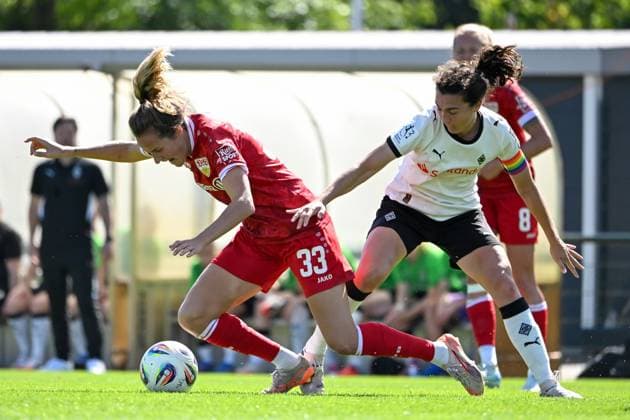 Bild zeigt: v.l.n.r. Zweikampf Dongus, Fabienne (VfB Stuttgart) mit Bartsch, Kristina (B. Mönchengladbach),, 07.09.2025, Mönchengladbach, Fussball, 2. Frauen- Bundesliga, Borussia Mönchengladbach - VfB Stuttgart, DFB DFL REGULATIONS PROHIBIT ANY USE OF PHOTOGRAPHS AS IMAGE SEQUENCES AND OR QUASI-VIDEO.
