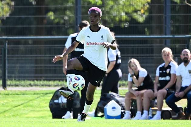 Lattus, Emma (B. Mönchengladbach) mit Ball am Fuß, 07.09.2025, Mönchengladbach, Fussball, 2. Frauen- Bundesliga, Borussia Mönchengladbach - VfB Stuttgart, DFB DFL REGULATIONS PROHIBIT ANY USE OF PHOTOGRAPHS AS IMAGE SEQUENCES AND OR QUASI-VIDEO.