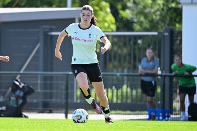 Scholten, Kiki (B. Mönchengladbach) mit Ball am Fuß, 07.09.2025, Mönchengladbach, Fussball, 2. Frauen- Bundesliga, Borussia Mönchengladbach - VfB Stuttgart, DFB DFL REGULATIONS PROHIBIT ANY USE OF PHOTOGRAPHS AS IMAGE SEQUENCES AND OR QUASI-VIDEO.