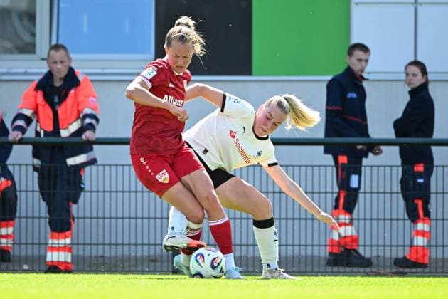 Bild zeigt: v.l.n.r. Rall, Maximiliane (VfB Stuttgart) gegen van der Drift, Suus (B. Mönchengladbach), 07.09.2025, Mönchengladbach, Fussball, 2. Frauen- Bundesliga, Borussia Mönchengladbach - VfB Stuttgart, DFB DFL REGULATIONS PROHIBIT ANY USE OF PHOTOGRAPHS AS IMAGE SEQUENCES AND OR QUASI-VIDEO.