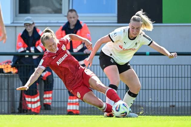 Bild zeigt: v.l.n.r. Rall, Maximiliane (VfB Stuttgart) gegen van der Drift, Suus (B. Mönchengladbach), 07.09.2025, Mönchengladbach, Fussball, 2. Frauen- Bundesliga, Borussia Mönchengladbach - VfB Stuttgart, DFB DFL REGULATIONS PROHIBIT ANY USE OF PHOTOGRAPHS AS IMAGE SEQUENCES AND OR QUASI-VIDEO.
