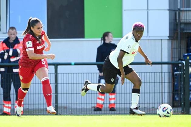 Bild zeigt: v.l.n.r. Temaj, Laureta (VfB Stuttgart), Lattus, Emma (B. Mönchengladbach), 07.09.2025, Mönchengladbach, Fussball, 2. Frauen- Bundesliga, Borussia Mönchengladbach - VfB Stuttgart, DFB DFL REGULATIONS PROHIBIT ANY USE OF PHOTOGRAPHS AS IMAGE SEQUENCES AND OR QUASI-VIDEO.