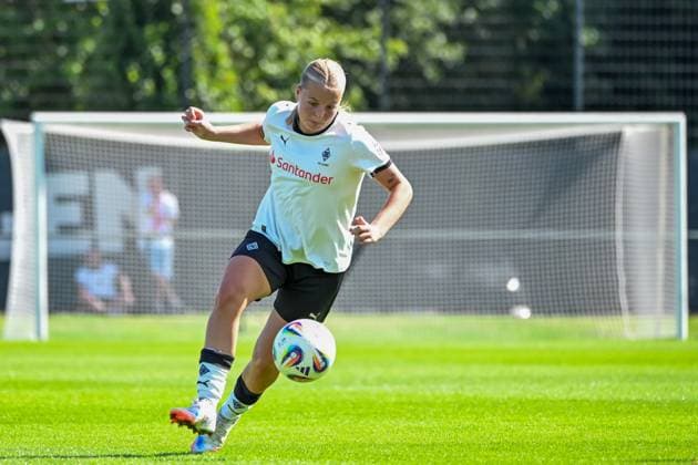Gerber, Sophia (B. Mönchengladbach) mit Ball am Fuß, 07.09.2025, Mönchengladbach, Fussball, 2. Frauen- Bundesliga, Borussia Mönchengladbach - VfB Stuttgart, DFB DFL REGULATIONS PROHIBIT ANY USE OF PHOTOGRAPHS AS IMAGE SEQUENCES AND OR QUASI-VIDEO.