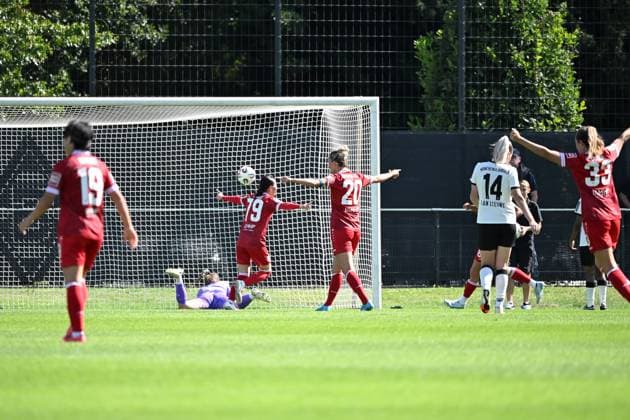Torjubel VfB Stuttgart, Hirano, Yuka (VfB Stuttgart), Osawa, Haruka (VfB Stuttgart), Beuschlein, Jana (VfB Stuttgart), Enttäuschng bei B. Mönchengladbach van Leeuwe, Kyra (B. Mönchengladbach), Dongus, Fabienne (VfB Stuttgart), 07.09.2025, Mönchengladbach, Fussball, 2. Frauen- Bundesliga, Borussia Mönchengladbach - VfB Stuttgart, DFB DFL REGULATIONS PROHIBIT ANY USE OF PHOTOGRAPHS AS IMAGE SEQUENCES AND OR QUASI-VIDEO.