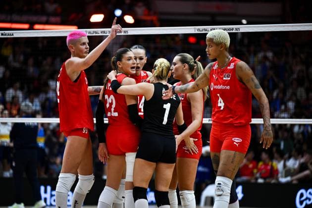 Turkiye v Italy - FIVB Women’s World Volleyball Championship BANGKOK, THAILAND - SEPTEMBER 7: Players of Turkiye celebrate after scoring during the FIVB Women’s Volleyball World Championship, WM, Weltmeisterschaft final match between Turkiye and Italy at Huamark Indoor Stadium in Bangkok, Thailand, on September 7, 2025. Mustafa Hatipoglu Anadolu Banghok Thailand. Editorial use only. Please get in touch for any other usage.  Copyright: x2025xAnadoluxMustafaxHatipoglux