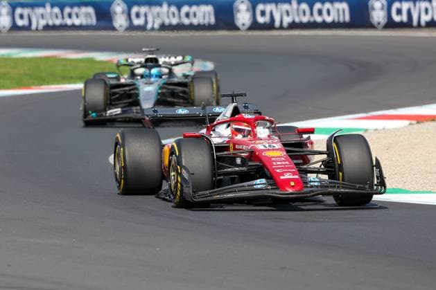 Charles Leclerc (Scuderia Ferrari HP 16) gefolgt von George Russell (Mercedes-AMG Petronas 63), Rennen, Grosser Preis von Italien, Motorsport, Herren, Formel 1, 07.09.2025 Monza Lombardei Italien