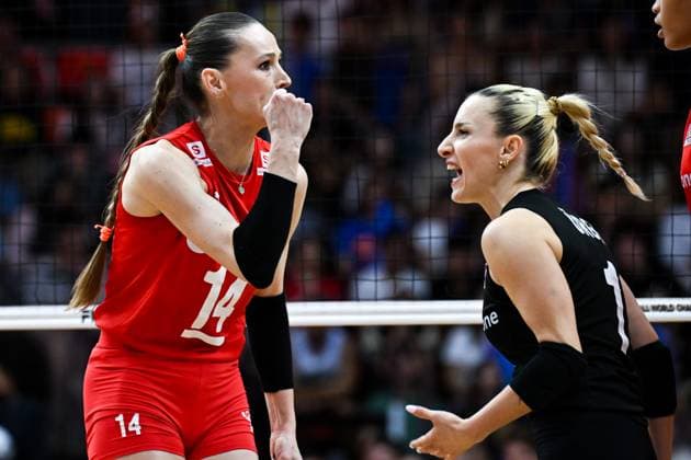 Turkiye v Italy - FIVB Women’s World Volleyball Championship BANGKOK, THAILAND - SEPTEMBER 7: Turkiye’s Eda Erdem Dundar (L) and Gizem Orge (R) celebrate after scoring during the FIVB Women’s Volleyball World Championship, WM, Weltmeisterschaft final match between Turkiye and Italy at Huamark Indoor Stadium in Bangkok, Thailand, on September 7, 2025. Mustafa Hatipoglu Anadolu Banghok Thailand. Editorial use only. Please get in touch for any other usage.  Copyright: x2025xAnadoluxMustafaxHatipoglux