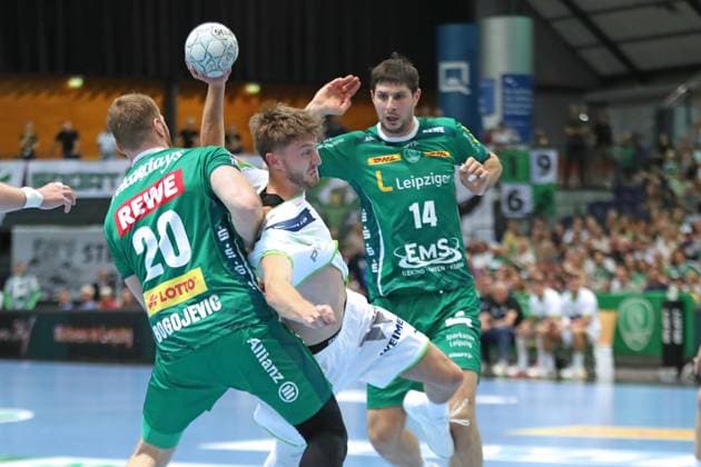 DAIKIN HBL: SC DHfK Leipzig vs. HSG Wetzlar, 07.09.25 Niklas Theiß (9, HSG Wetzlar) im Griff von William Bogojevic (20, SC DHfK Leipzig). Handball, DAIKIN HBL, 1. Bundesliga, Saison 2025 2026, 3. Spieltag: SC DHfK Leipzig vs. HSG Wetzlar am 07.09.25 in der Quarterback Immobilien Arena Leipzig. Copyright: xBEAUTIFULxSPORTS JanxKaeferx