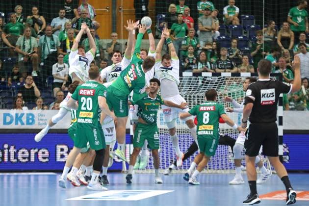 DAIKIN HBL: SC DHfK Leipzig vs. HSG Wetzlar, 07.09.25 Franz Semper (32, SC DHfK Leipzig) wirft gegen den kompakten Wetzlar-Abwehrblock. Handball, DAIKIN HBL, 1. Bundesliga, Saison 2025 2026, 3. Spieltag: SC DHfK Leipzig vs. HSG Wetzlar am 07.09.25 in der Quarterback Immobilien Arena Leipzig. Copyright: xBEAUTIFULxSPORTS JanxKaeferx