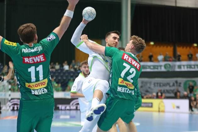 DAIKIN HBL: SC DHfK Leipzig vs. HSG Wetzlar, 07.09.25 Filip Vistorop (4, HSG Wetzlar) wird von Tim Hertzfeld (72, SC DHfK Leipzig) gestoppt. Handball, DAIKIN HBL, 1. Bundesliga, Saison 2025 2026, 3. Spieltag: SC DHfK Leipzig vs. HSG Wetzlar am 07.09.25 in der Quarterback Immobilien Arena Leipzig. Copyright: xBEAUTIFULxSPORTS JanxKaeferx